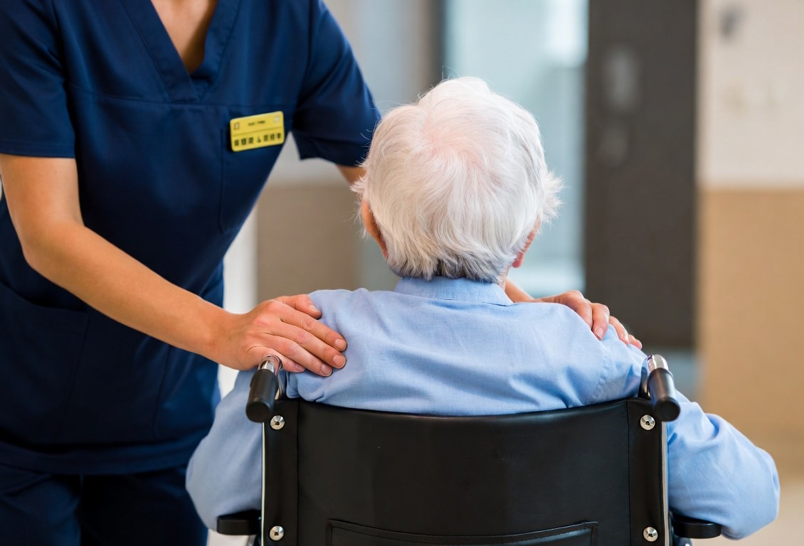 Φροντίδα ηλικιωμένων και μεταφορές σε κέντρα αποκατάστασης